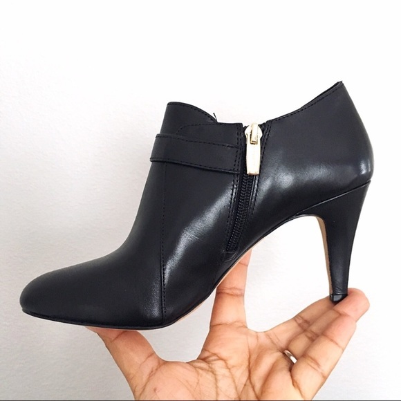 Vince Camuto Vonilesa Black Ankle Bootie Sz 7.5 - Picture 3 of 6